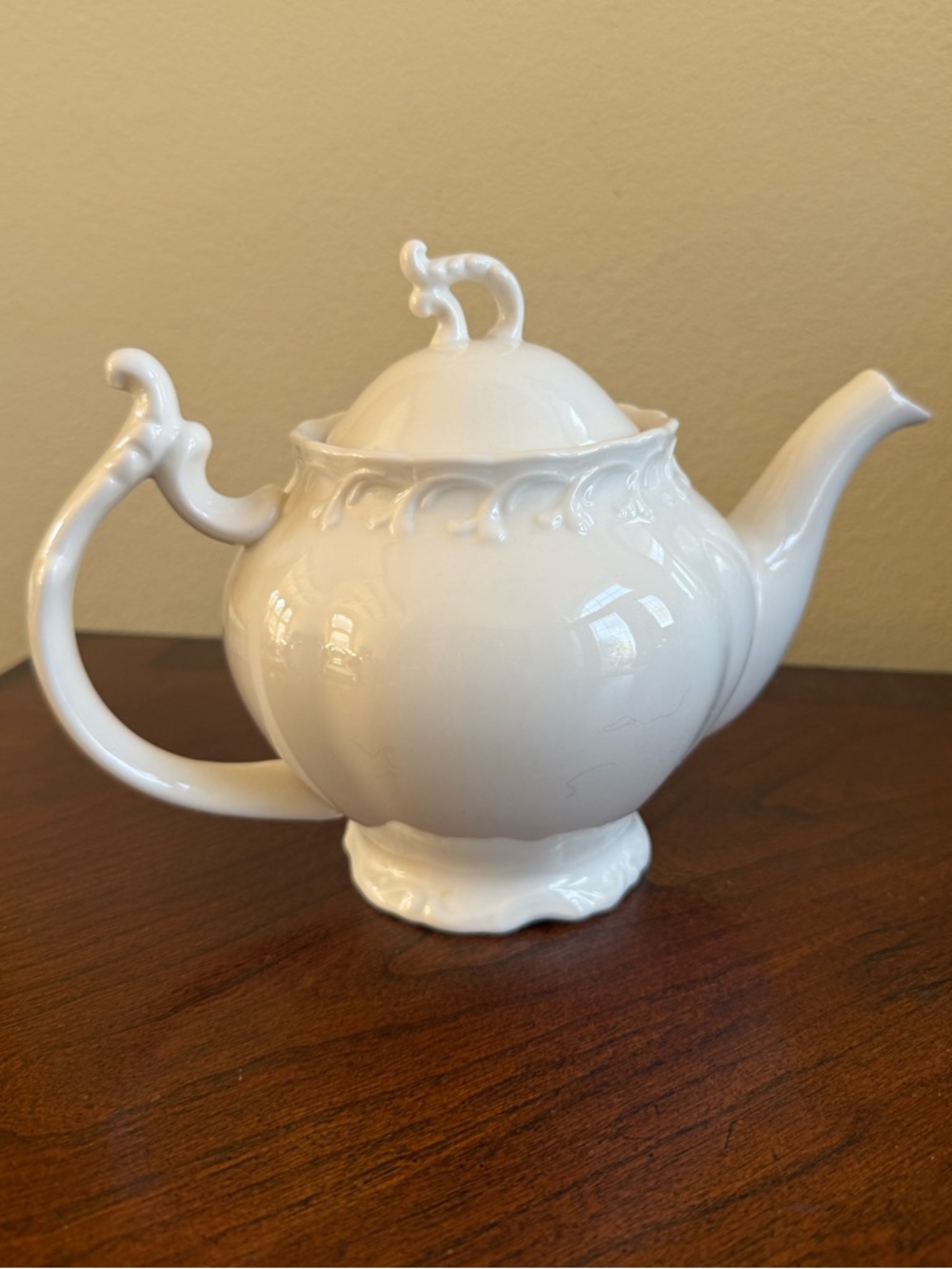 Pepper tree Tables tops porcelain tea pot